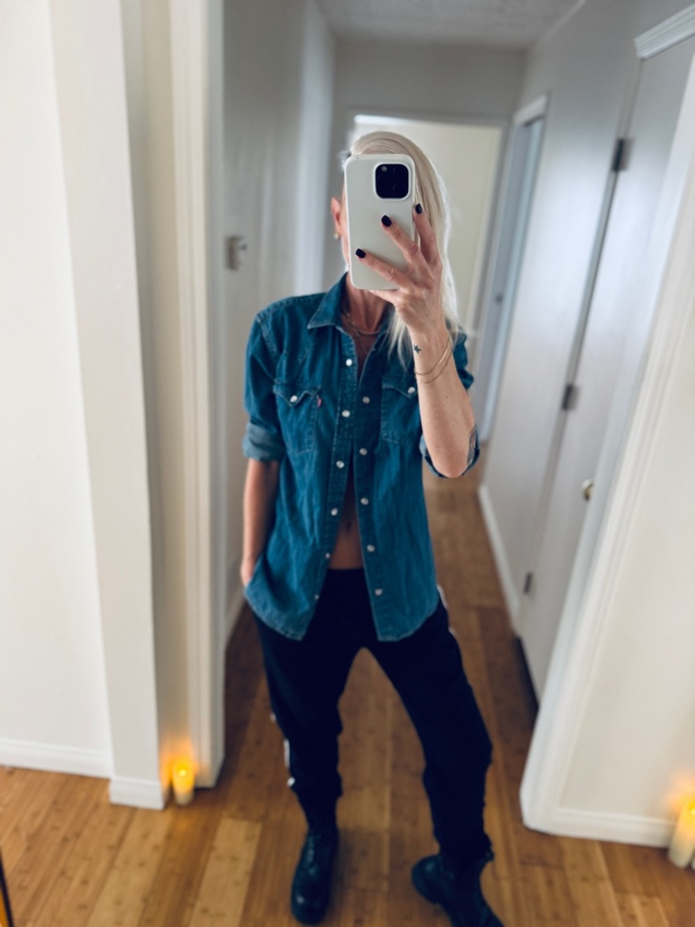 Classic  Levi’s blue chambray button down denim shirt
